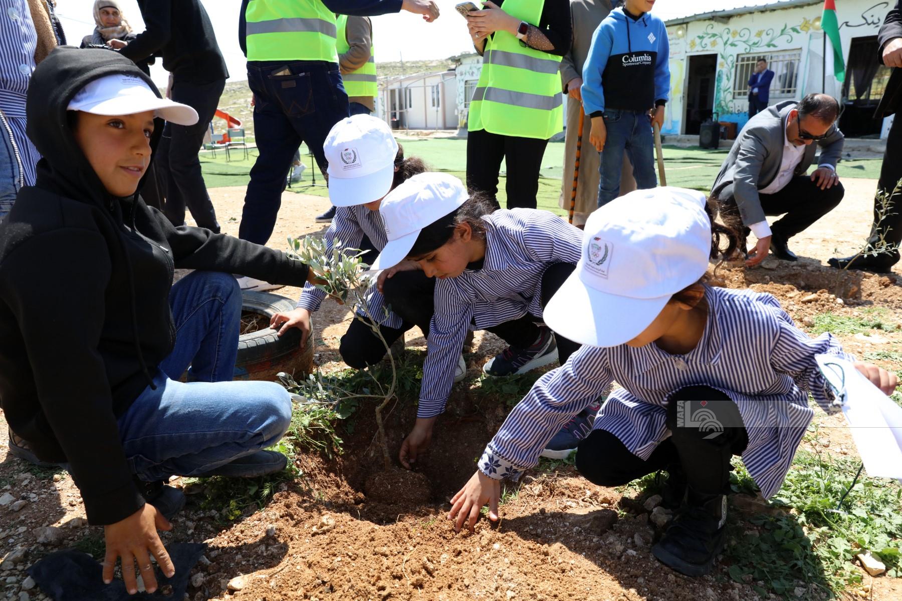 طلاب يزرعون الأشجار في مدرسة تحدي 5 في ذكرى يوم الأرض. (تصوير أحمد مزهر/وفا)